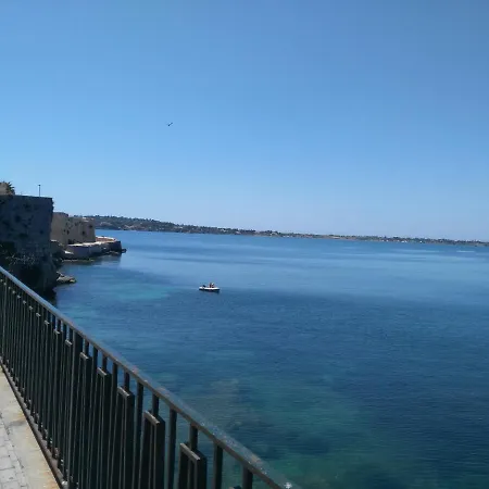 A Ficurinia 公寓 *